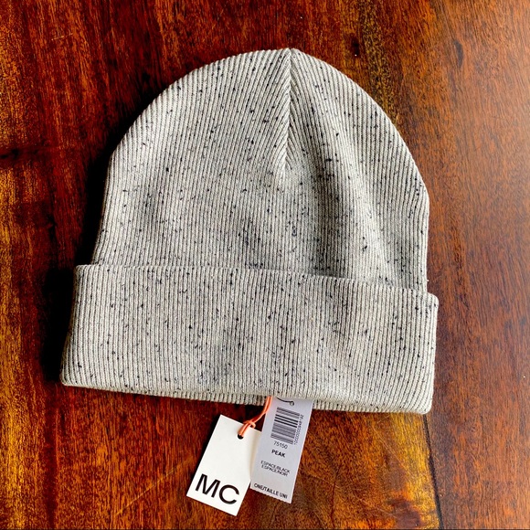NWT Aritiza MainCharacter Peak Beanie Grey